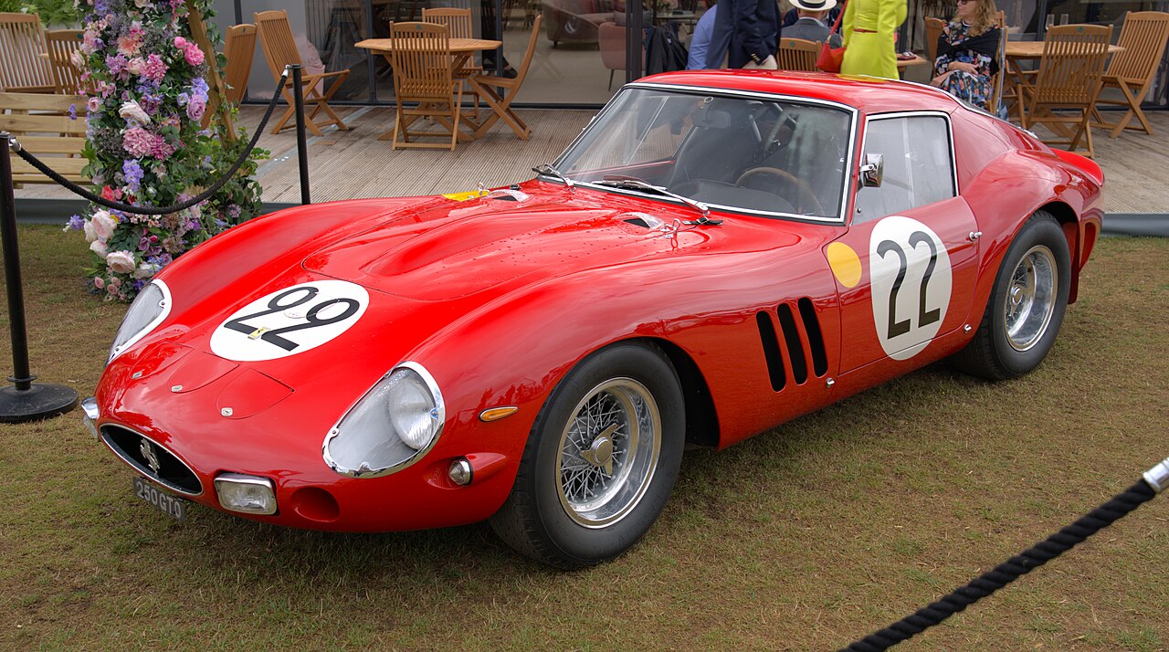 Ferrari 250 GTO 1962 года — вид сзади, красный кузов gran turismo