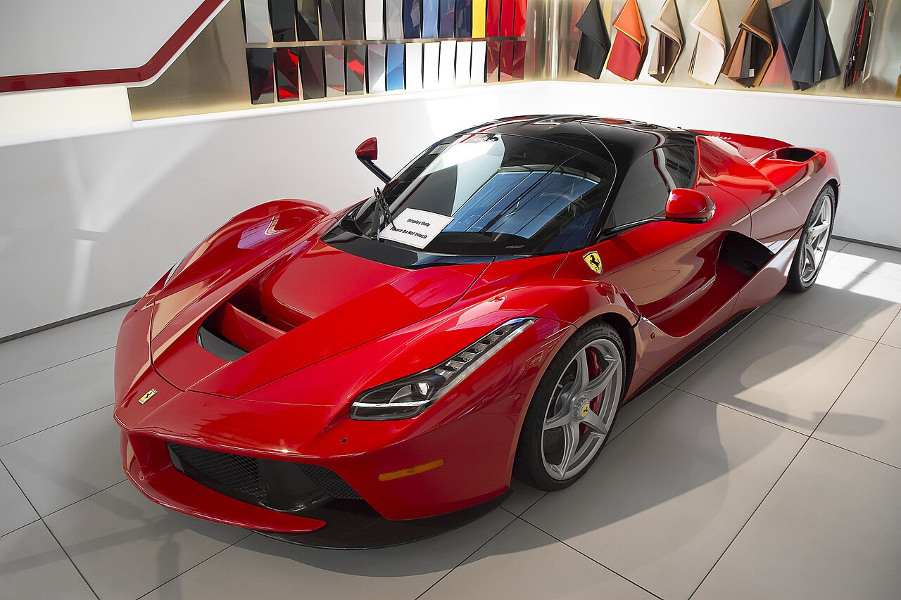 LaFerrari — гибридный гиперкар Ferrari красного цвета